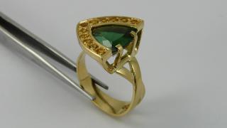 Bague Tourmaline Verte et Saphirs Jaunes