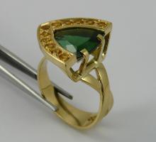 Autres Pierres : Pierres Fines de couleur Bague Tourmaline Verte et Saphirs Jaunes