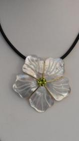 Pendentif Fleur en Nacre et Pridot