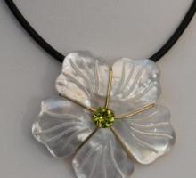  Pendentif Fleur en Nacre et Pridot