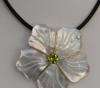 Pendentif Fleur en Nacre et Pridot