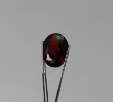 Pierres précieuses et pierres fines de couleurs Grenat Almandin rouge