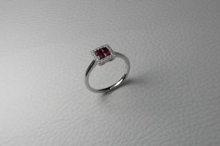 Bague rubis contemporaine entourage diamant